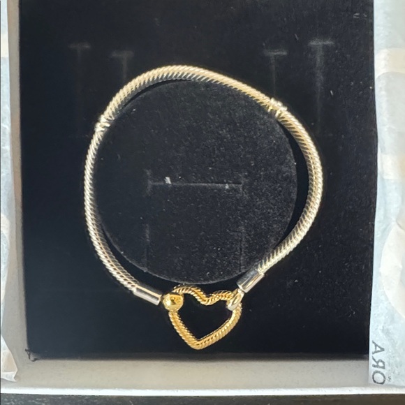 Pandora Moments Heart Closure Snake Chain Bracelet - Picture 3 of 5